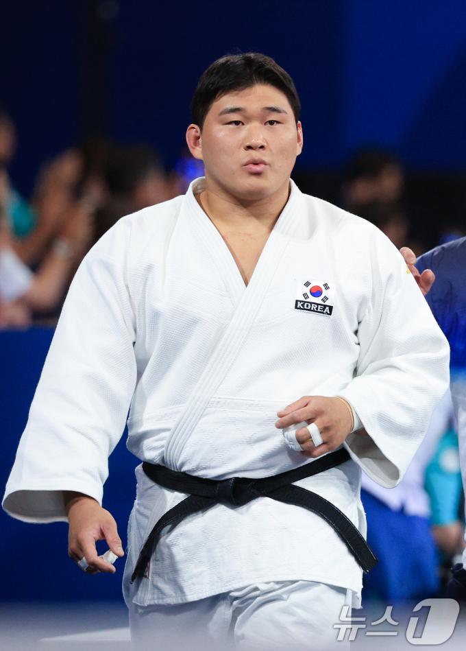 [사진] 금메달 결정전 입장하는 김민종