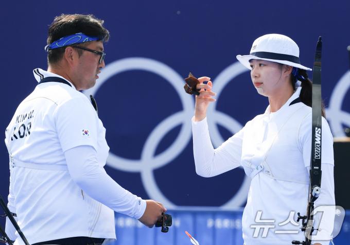 대한민국 양궁 대표팀 선수가 김우진, 임시현이 2일 오후(한국시간) 프랑스 파리 앵발리드에서 진행된 파리올림픽 양궁 혼성 단체 금메달 결정전 독일의 미셸 크로펜, 플로리안 칼룬드 조와의 경기에서 대화를 하고 있다. 2024.8.2/뉴스1 ⓒ News1 박정호 기자