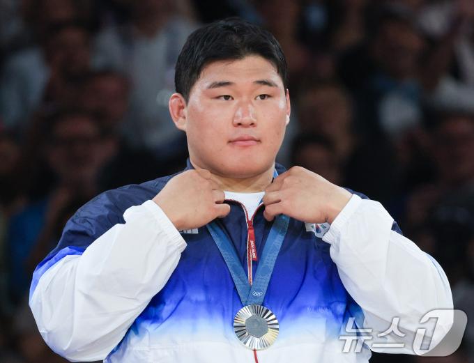 [사진] 은메달 목에 거는 김민종