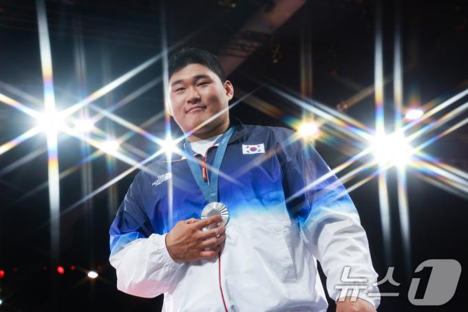 [사진] 포즈 취하는 김민종 '오늘은 내가 주인공'