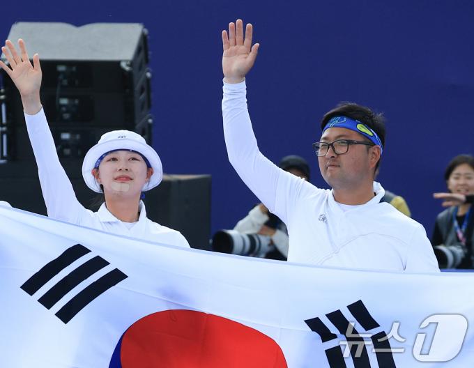 대한민국 양궁 대표팀 선수가 김우진, 임시현이 2일 오후(한국시간) 프랑스 파리 앵발리드에서 진행된 파리올림픽 양궁 혼성 단체 금메달 결정전 독일의 미셸 크로펜, 플로리안 칼룬드 조와의 경기에서 금메달을 확정지은 후 기뻐하고 있다. 2024.8.2/뉴스1 ⓒ News1 박정호 기자