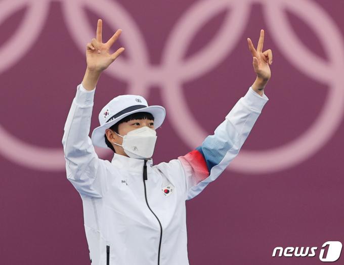 올림픽 사상 처음으로 3관왕에 오른 안산. 뉴스1 ⓒ News1 송원영 기자