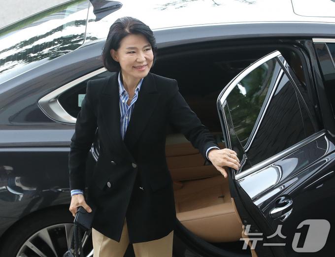 이진숙 방송통신위원장이 1일 오전 경기도 과천시 중앙동 정부과천청사로 출근하고 있다. 이날 국회에서는 이 방송통신위원장에 대한 탄핵소추안이 본회의에 보고될 예정이다. 2024.8.1/뉴스1 ⓒ News1 임세영 기자