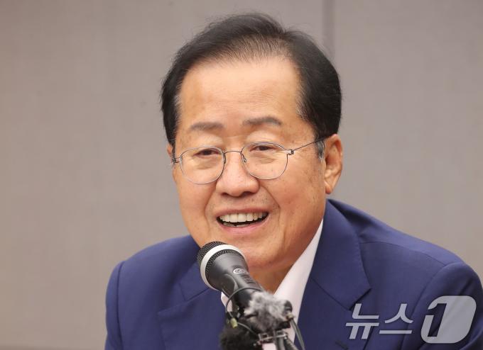 홍준표 대구시장이 지난 6월 26일 오후 대구시청 산격청사 대회의실에서 열린 민선8기 2주년 기자회견에서 발언하고 있다. 2024.6.26/뉴스1 ⓒ News1 공정식 기자