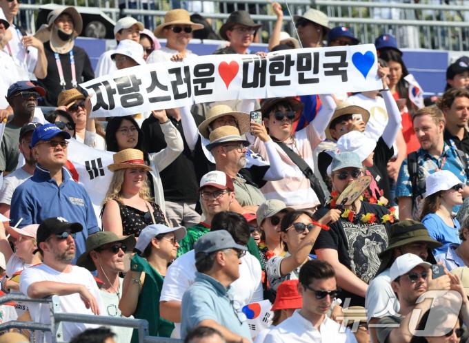 2일 오후(한국시간) 프랑스 파리 앵발리드에서 진행된 파리올림픽 양궁 혼성 단체 금메달 결정전 대한민국 김우진, 임시현과 독일의 미셸 크로펜, 플로리안 칼룬드 조와의 경기를 찾은 한국 관중들이 응원을 하고 있다. 