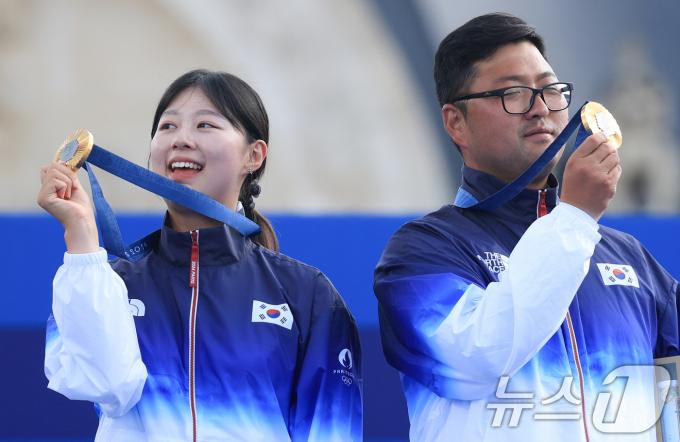 [뉴스1 PICK]'신궁' 김우진·임시현…양궁 혼성 단체 2연패