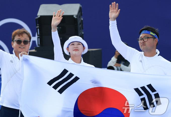 대한민국 양궁 대표팀 선수가 김우진, 임시현, 박성수 감독이 2일 오후(한국시간) 프랑스 파리 앵발리드에서 진행된 파리올림픽 양궁 혼성 단체 금메달 결정전 독일의 미셸 크로펜, 플로리안 칼룬드 조와의 경기에서 금메달을 확정지은 후 기뻐하고 있다. 2024.8.2/뉴스1 ⓒ News1 박정호 기자