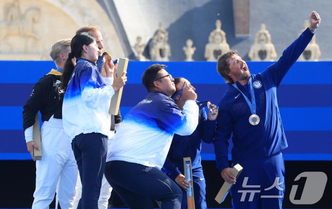 대한민국 양궁 대표팀 김우진, 임시현 선수가 3일(한국시간) 프랑스 파리 앵발리드에서 진행된 파리올림픽 양궁 혼성 단체 시상식에서 메달리스트들과 함께 빅토리 셀피를 촬영하고 있다. 2024.8.3/뉴스1 ⓒ News1 박정호 기자