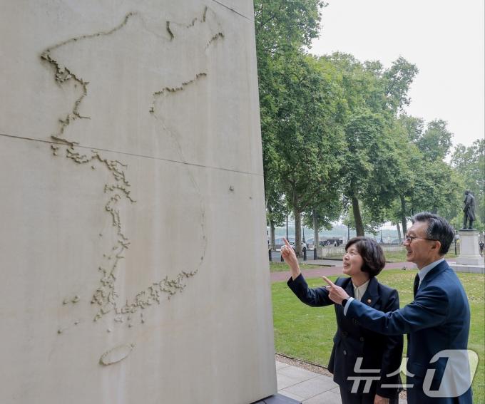 [사진] 강정애 장관, 런던 한국전 참전비 찾아