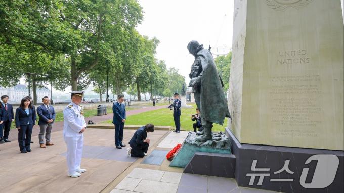 [사진] 런던 한국전 참전비 찾아 헌화 및 참배하는 강정애 장관