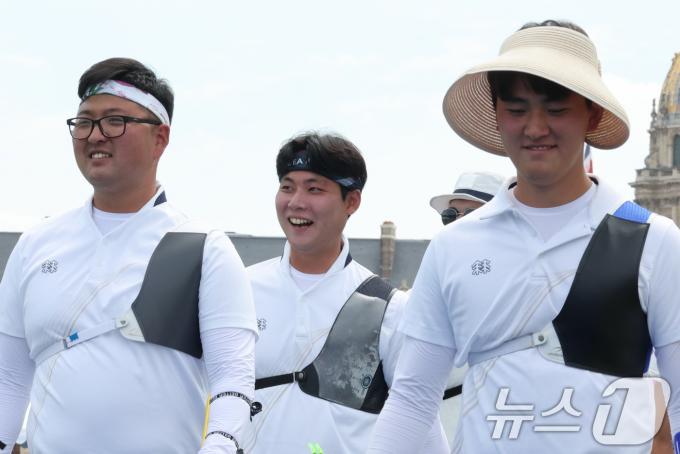 2024 파리올림픽 대한민국 양궁대표팀 김제덕(왼쪽부터), 이우석, 김제덕이 25일(한국시간) 프랑스 파리 레쟁발리드에서 열린 남자 개인 랭킹 라운드에서 점수 확인을 마친 후 자리로 되돌아가고 있다. 2024.7.25/뉴스1 ⓒ News1 이동해 기자