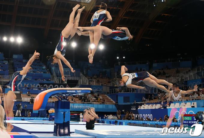 대한민국 체조 여서정이 1일 오후 일본 도쿄 아리아케 체조경기장에서 열린 '2020 도쿄올림픽' 여자 도마 결승에서 연기를 펼치고 있다. (다중노출 촬영) 2021.8.1/뉴스1 ⓒ News1 이재명 기자