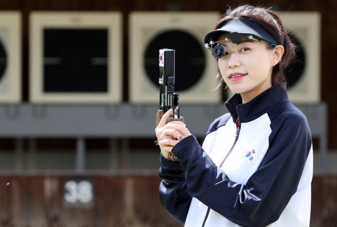 2024 파리올림픽 통해 큰 인기를 얻은 사격 대표 김예지의 인기에 외신도 주목하고 있다. 사진은 올림픽 개막에 앞서 진천선수촌에서 진행된 미디어데이에서 포즈를 취한 김예지. /사진=뉴스1  