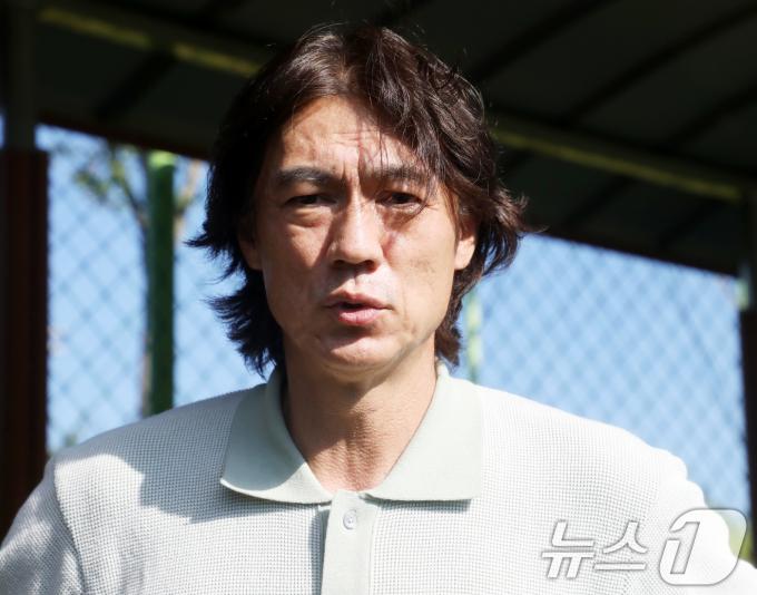 홍명보 대한민국 축구 국가대표팀 감독이 31일 오후 부산 기장군 월드컵빌리지에서 19세 이하(U-19) 대표팀과 울산대의 연습 경기 참관에 앞서 취재진 질문에 답하고 있다. 홍 감독은 취임 기자회견에서 '유망주 발굴'을 강조한 바 있다. 2024.7.31/뉴스1 ⓒ News1 윤일지 기자