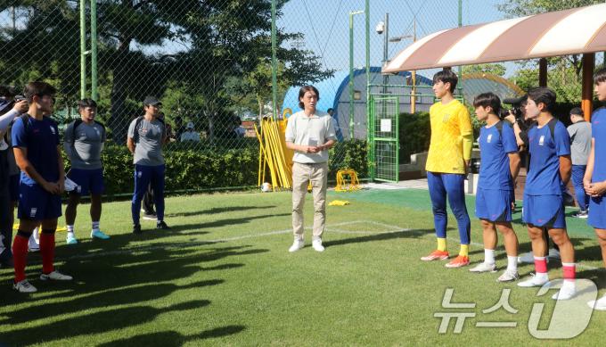 홍명보 대한민국 축구 국가대표팀 감독이 31일 오후 부산 기장군 월드컵빌리지에서 국내 첫 행보로 19세 이하(U-19) 대표팀과 울산대의 연습 경기를 참관에 앞서 U-19 대표팀 선수들과 대화하고 있다. 홍 감독은 취임 기자회견에서 '유망주 발굴'을 강조한 바 있다. 2024.7.31/뉴스1 ⓒ News1 윤일지 기자