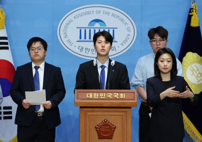더불어민주당이 전국민 25만원 지원법에 대해 반대하는 국민의힘을 직격했다. 사진은 최민석 민주당 대변인(가운데)이 지난 4월 국회 소통관에서 기자회견을 하는 모습. /사진=뉴시스