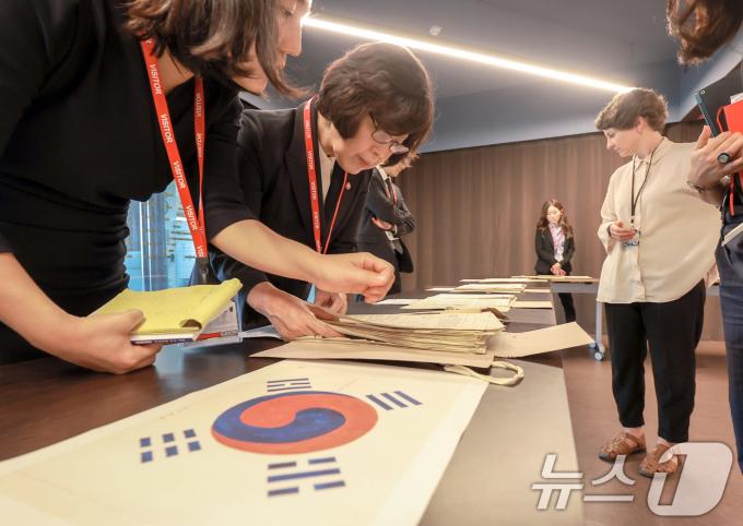 [사진] 영국 국립문서보관서 둘러보는 강정애 장관