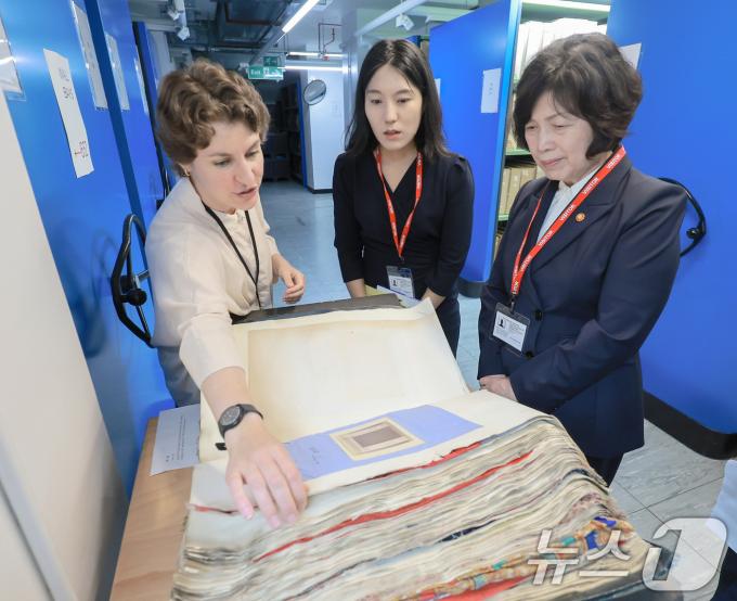 [사진] 영국 국립문서보관서 둘러보는 강정애 장관