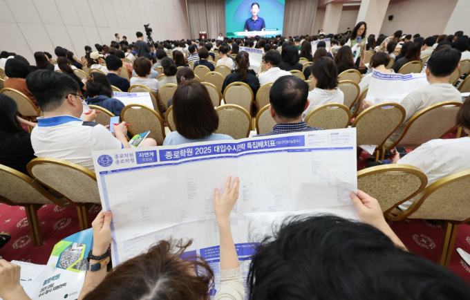 사진은 지난달 21일 서울 광진구 세종대학교 컨벤션센터에서 열린 종로학원 주최 '2025 대입 수시•정시 지원전략 특집 설명회'에서 학부모와 학생들이 입시자료를 살펴보고 있다./사진=뉴스1