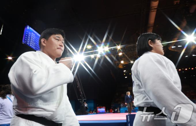 [사진] 경기장 입장하는 김민종·김하윤