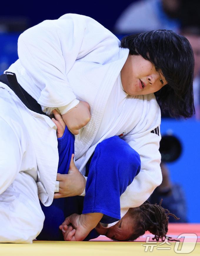 대한민국 유도대표팀 김하윤 선수가 3일 오후(한국시간) 프랑스 파리 샹 드 마르스 아레나에서 진행된 파리올림픽 유도 혼성 단체 토너먼트 16강 경기에서 튀르키예 카이라 오즈데미르와 자웅을 겨루고 있다. 2024.8.3/뉴스1 ⓒ News1 박정호 기자