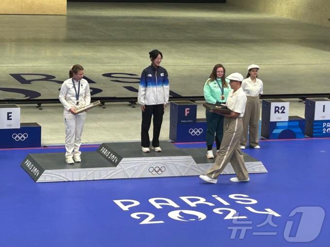 3일(한국시간) 프랑스 샤토루 사격장에서 열린 2024 파리 올림픽 여자 25m 권총 결선에서 우승한 양지인이 시상식에 참여하고 있다. 2024.8.3/뉴스1 ⓒ News1 문대현 기자