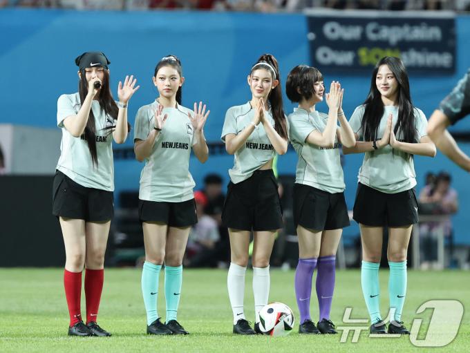 [사진] 뉴진스 '시축왔어요'