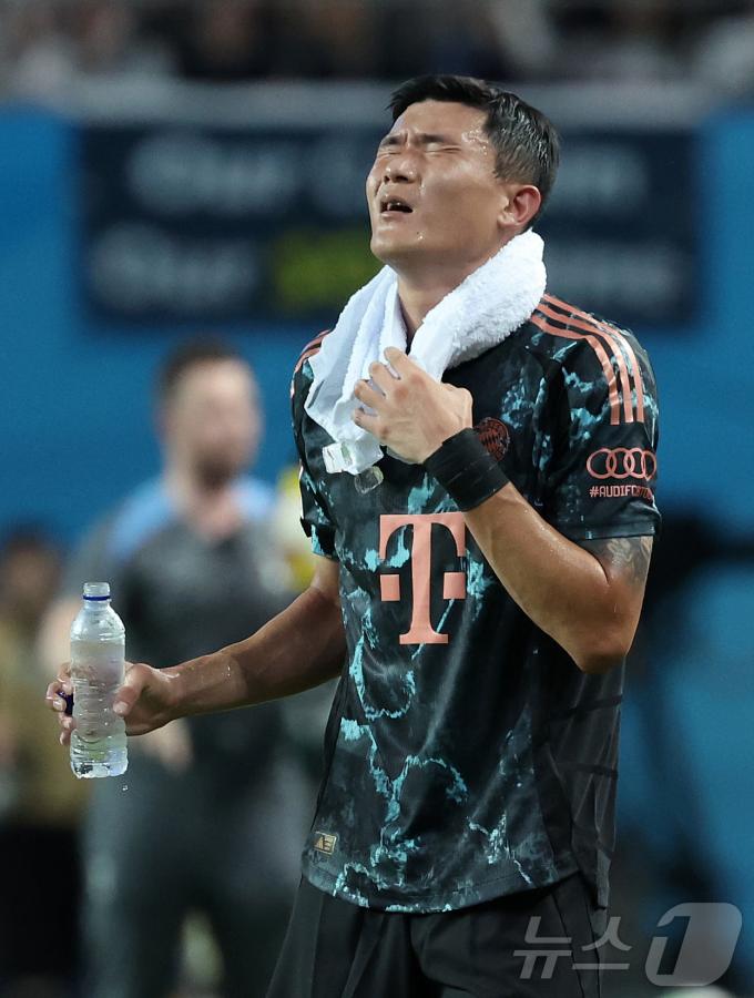 [사진] 김민재, 한국 너무 덥다