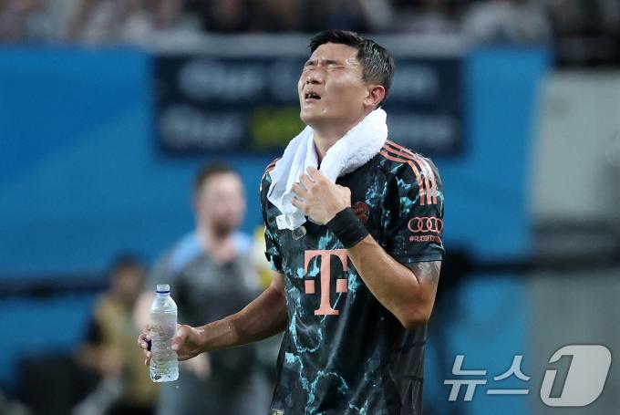 [사진] 김민재, 한국 더위에 괴물도 힘들어