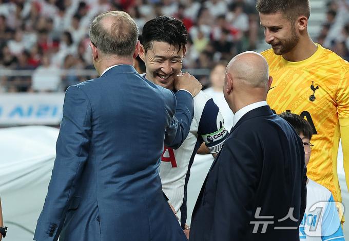 [사진] 얀 크리스티안 드레젠 CEO·레비 회장과 인사 나누는 손흥민