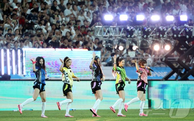 [사진] 축하 공연하는 뉴진스