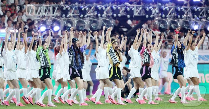 [사진] 뉴진스, 축구장에서 칼군무