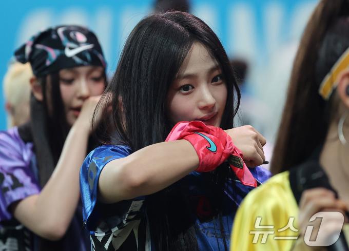 [사진] 뉴진스 민지, 공연 마치고 밝은 미소