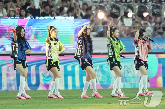 [사진] 뉴진스, 상암 달구는 화려한 축하공연
