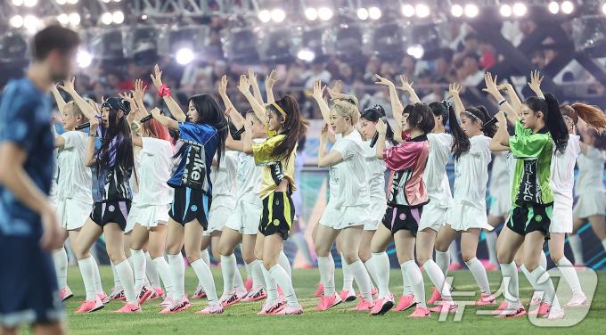 [사진] 뜨거운 축하공연 펼치는 뉴진스