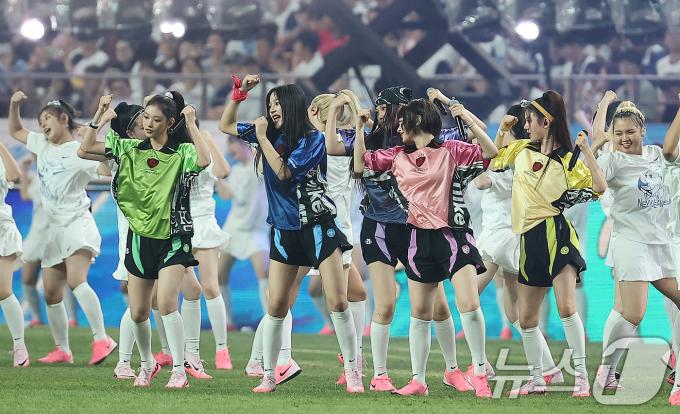 [사진] 뉴진스, 축구화 신고 축하공연