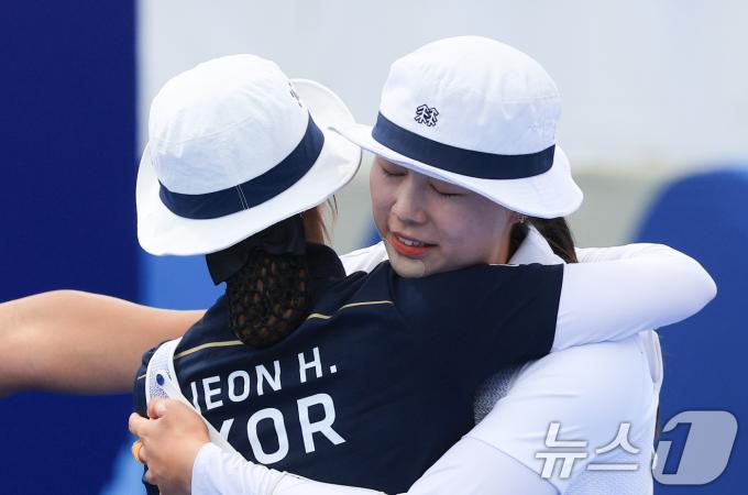 [사진] 임시현·전훈영 '마음이 느껴지는 뜨거운 포옹'