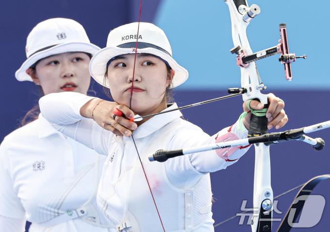 2024 파리 올림픽 개인전 결승에서 맞붙는 남수현(앞)과 임시현. /뉴스1 DB ⓒ News1 이동해 기자
