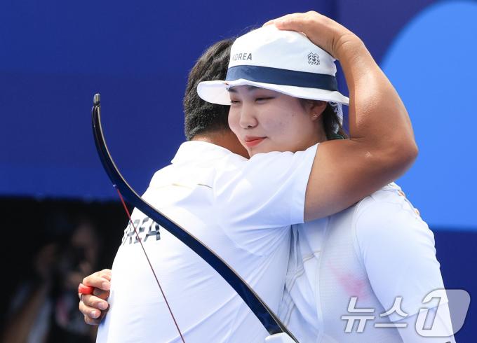 [사진] 축하 받는 남수현