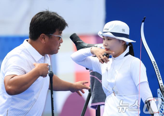 [사진] 대화 나누는 전훈영·박성수 감독