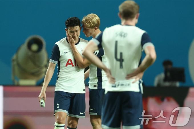 [사진] 루카스 베리발에게 격려 받는 손흥민