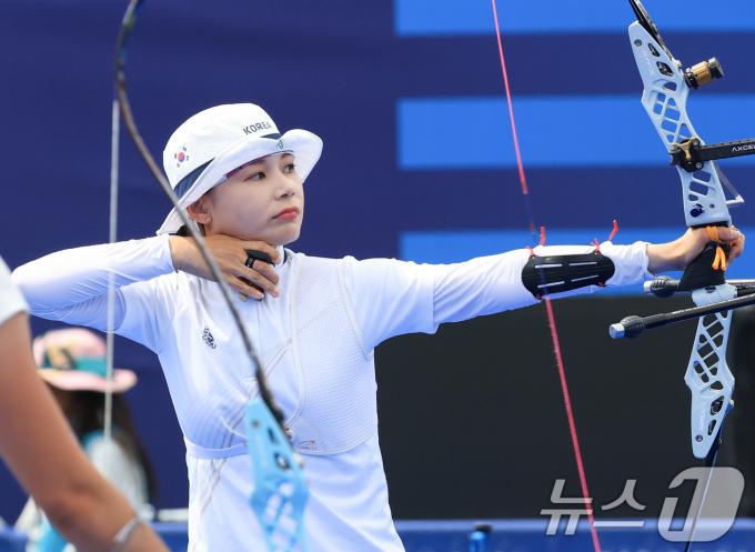 대한민국 양궁 대표팀 전훈영 선수가 3일 오후(한국시간) 프랑스 파리 앵발리드에서 진행된 양궁 여자 개인 동메달 결정전 프랑스 리사 바르블랭과의 경기에서 활시위를 당기고 있다. 2024.8.3/뉴스1 ⓒ News1 박정호 기자