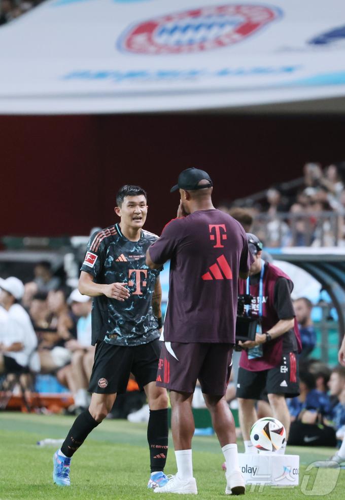 [사진] 후반 교체되는 김민재