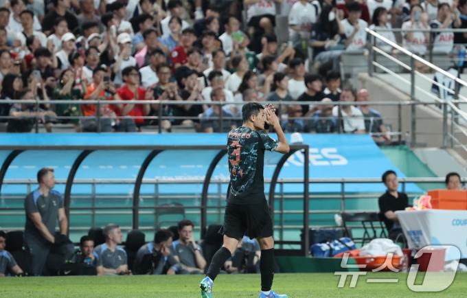 [사진] 팬들 향해 인사하는 김민재