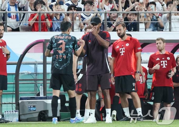 [사진] '김민재 고생했어'