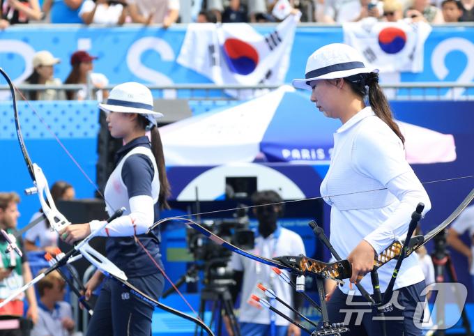 대한민국 양궁 대표팀 임시현, 남수현 선수가 3일 오후(한국시간) 프랑스 파리 앵발리드에서 진행된 양궁 여자 개인 금메달 결정전에 입장하고 있다. 2024.8.3/뉴스1 ⓒ News1 박정호 기자