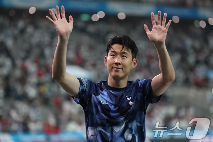 [사진] 관중석을 향해 인사하는 손흥민