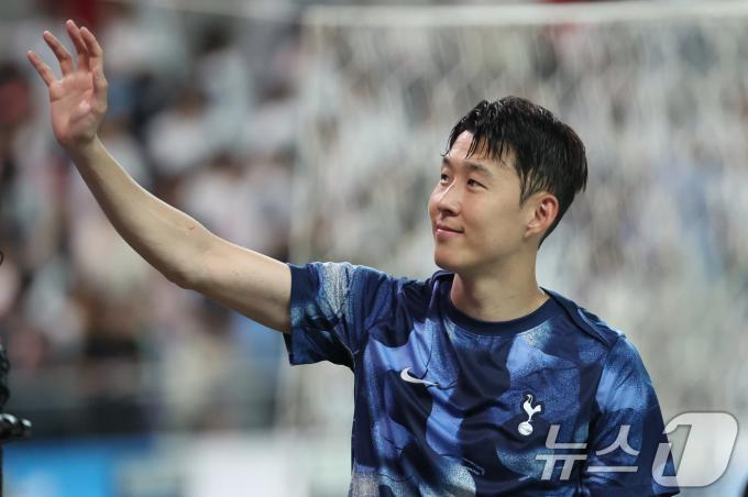 [사진] 손흥민, 축구팬들에게 다정한 손인사