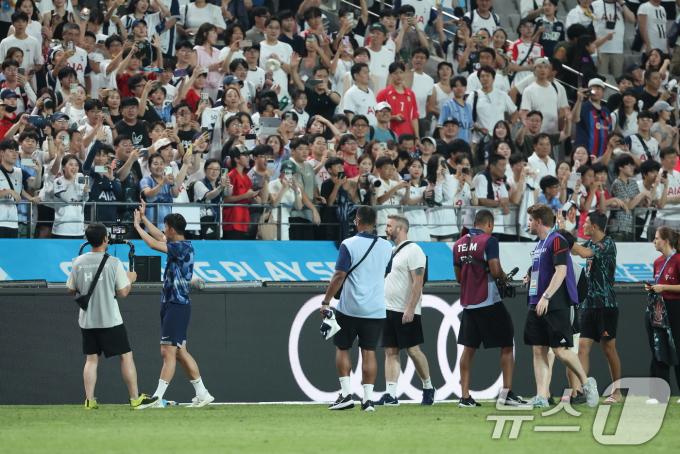 [사진] 축구팬들에게 인사하는 손흥민·김민재