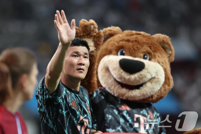 [사진] 김민재, 축구팬들에게 감사의 인사